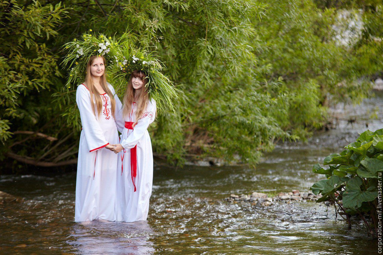 Women in Slavic costumes in Cixi