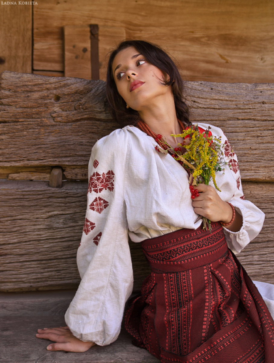 Girls in Slavic costumes in Cixi