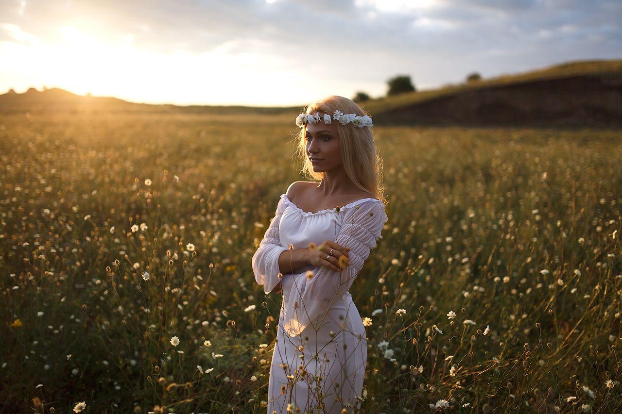 Girls in Slavic costumes in Cixi