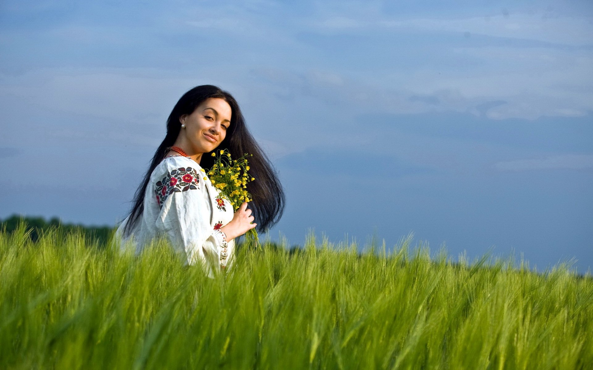 Girls in Slavic costumes in Cixi