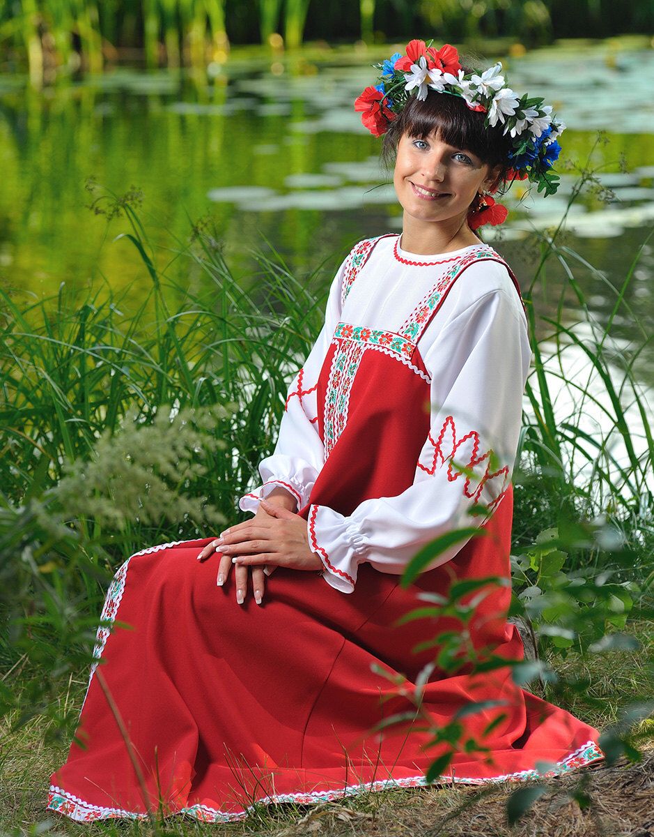 Beautiful girl Girls in Slavic costumes in Cixi
