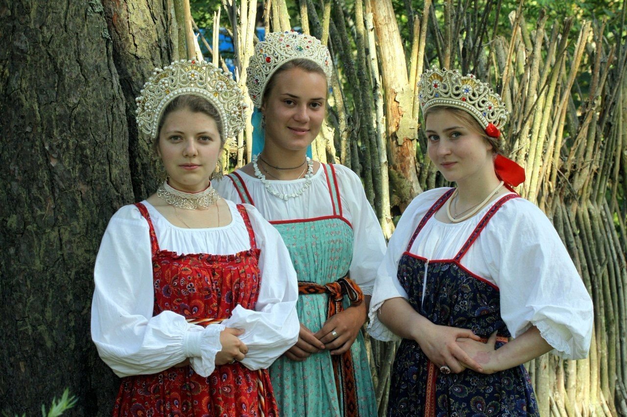 Sexy model Girls in Slavic costumes in Cixi